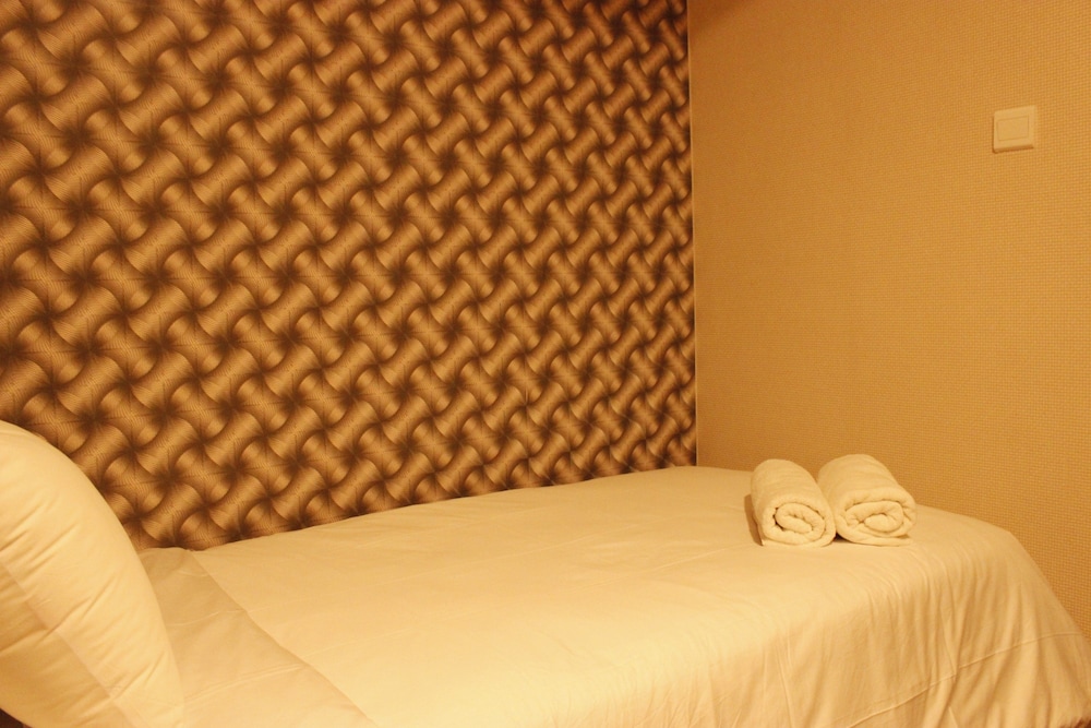 Room - Photo 34
