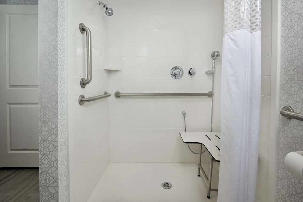 Room, 1 King Bed, Accessible, Non Smoking (Mobility & Hearing, Roll-in Shower)