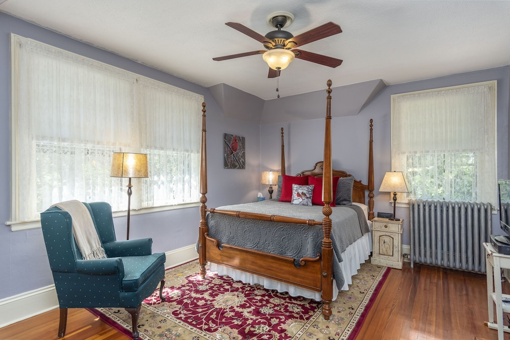 Deluxe Room, 1 Queen Bed, Fireplace, Garden View