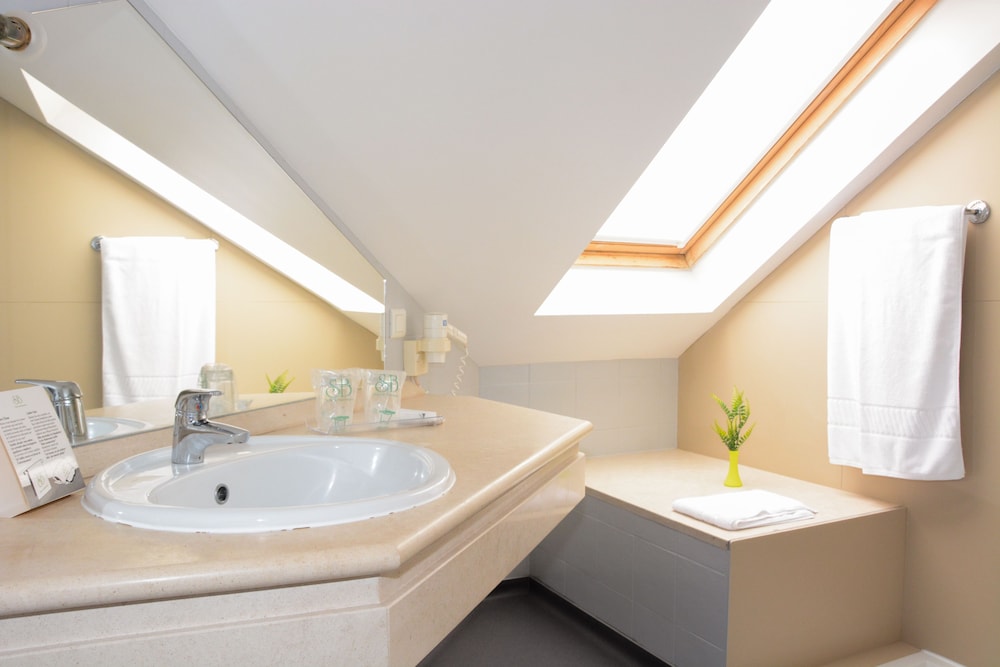 Double or Twin Room - Photo 3