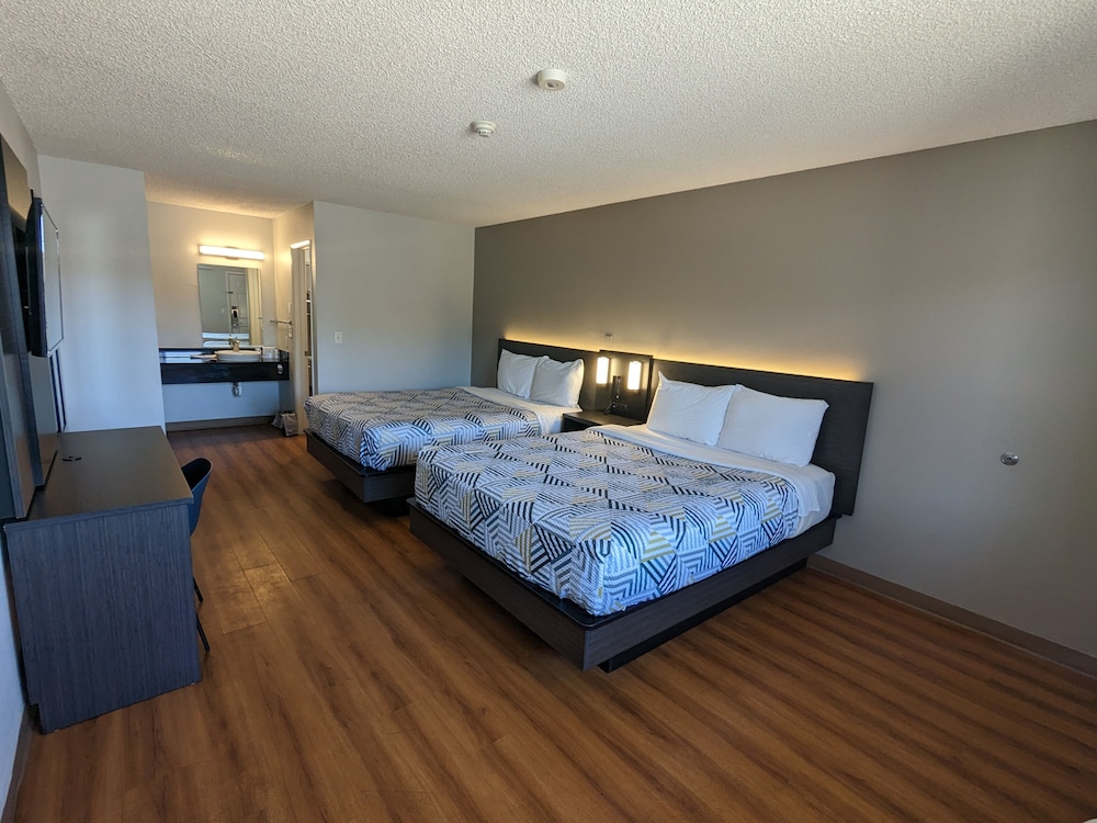 Standard Room, 2 Double Beds, Non Smoking photo 3