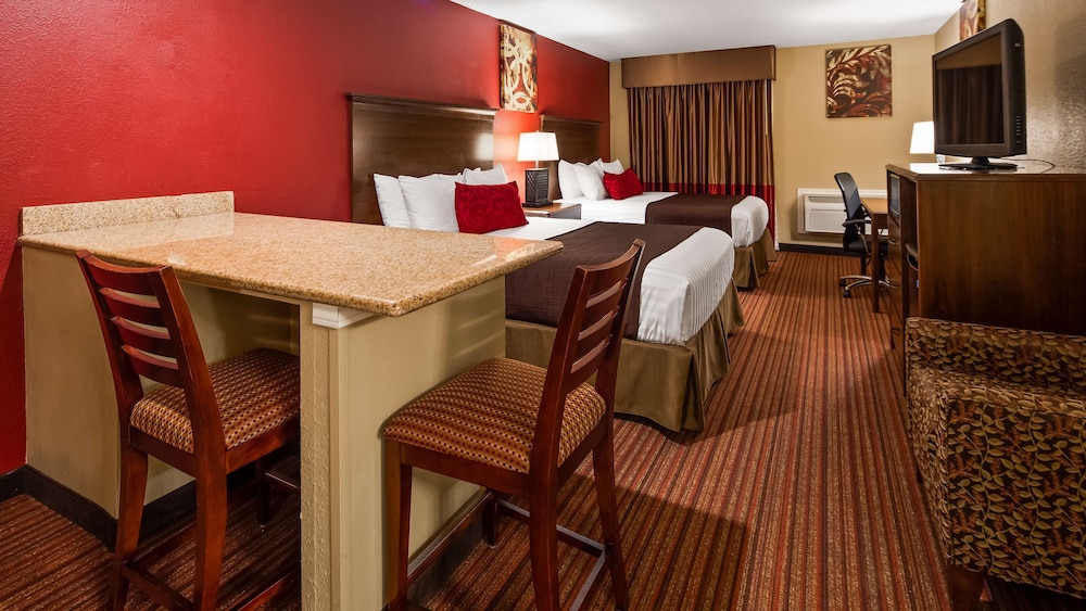 Suite, 2 Queen Beds, Non Smoking, Refrigerator & Microwave - Photo 1