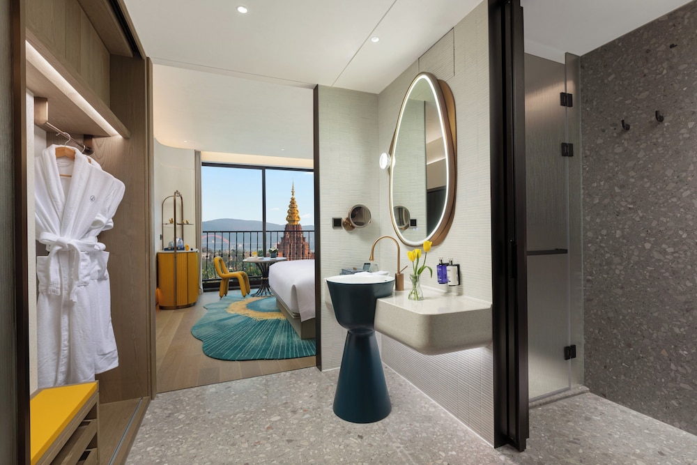 Standard Room, 1 King Bed, Balcony (Super King, Golden Pagoda View) photo 3
