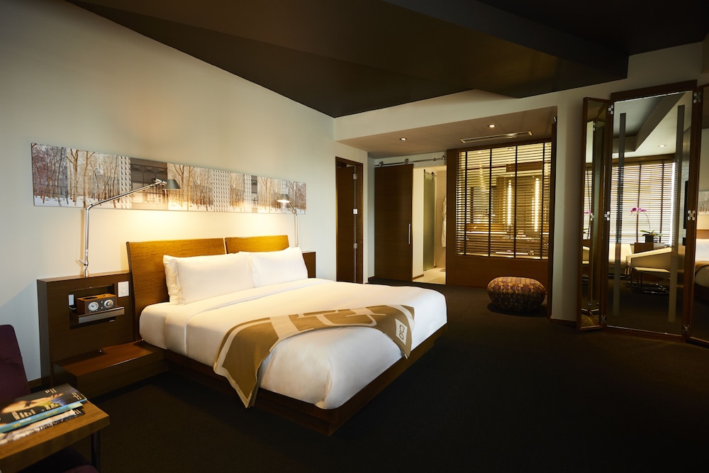 Premium Room, 1 King Bed - Photo 2