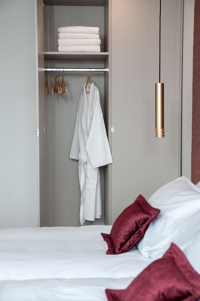Deluxe Double or Twin Room thumbnail 5