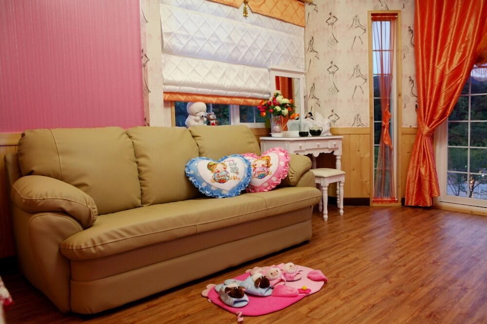 Room (Fox and wolf) photo 3