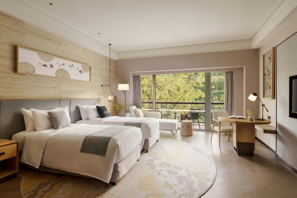 Deluxe Room, 2 Twin Beds, Balcony, City View