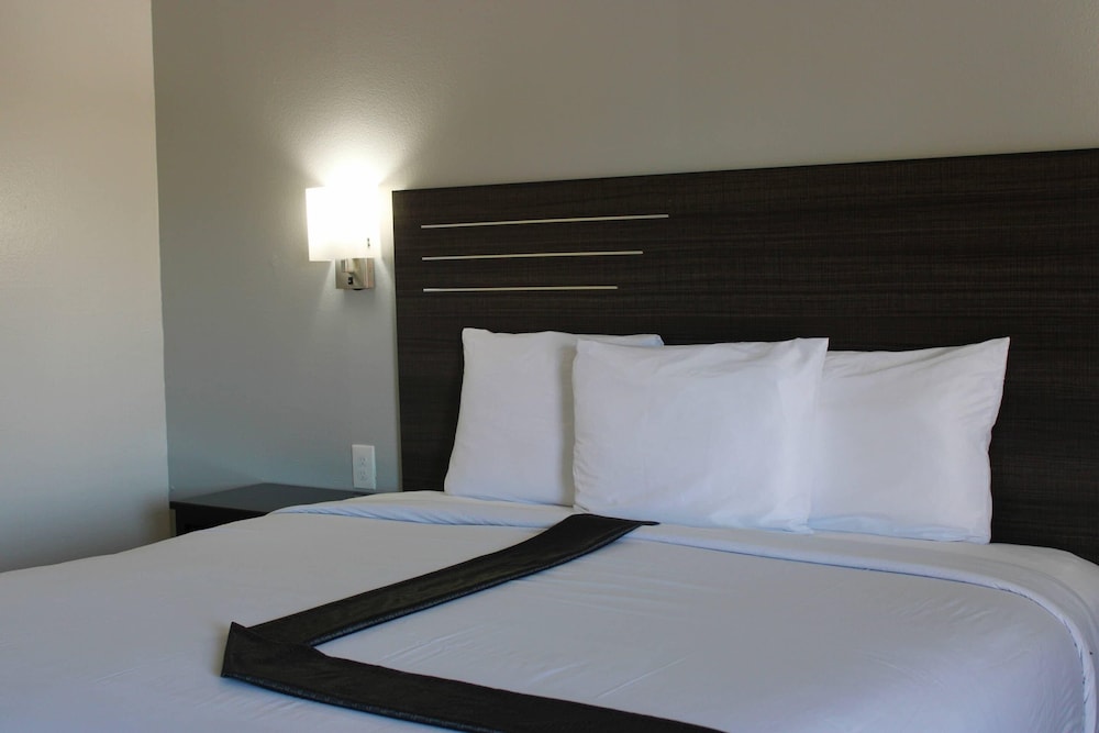 Standard Room, 1 King Bed, Non Smoking photo 2