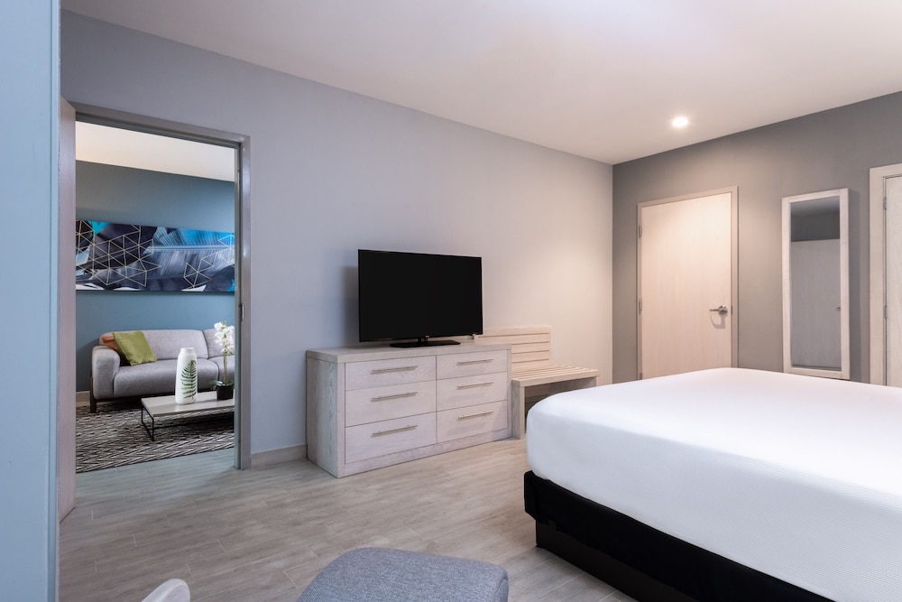 Suite, 1 King Bed (1 Bedroom) photo 3