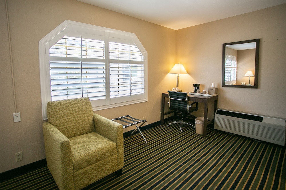 Room, 2 Queen Beds - Photo 3