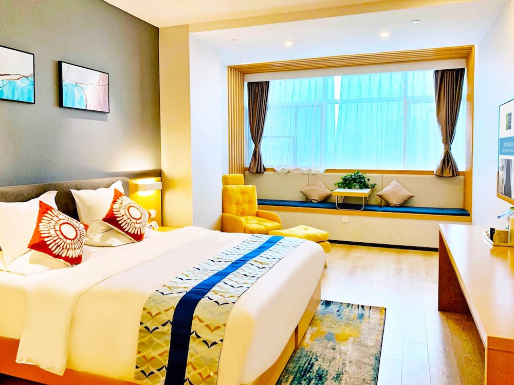 Standard Room, 1 King Bed (Extra Floor Space) photo 3