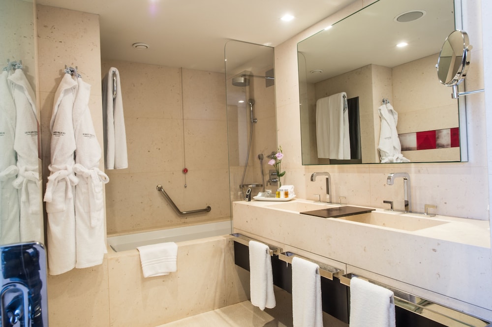Superior Twin Room, Tower thumbnail 6