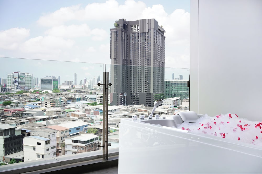 Jacuzzi Sky Suite Club Lounge Access photo 1