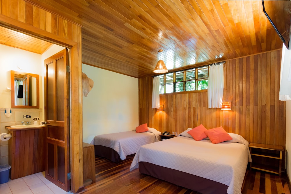 Clasic Room - 1 Queen Bed & 1 Single - Photo 1