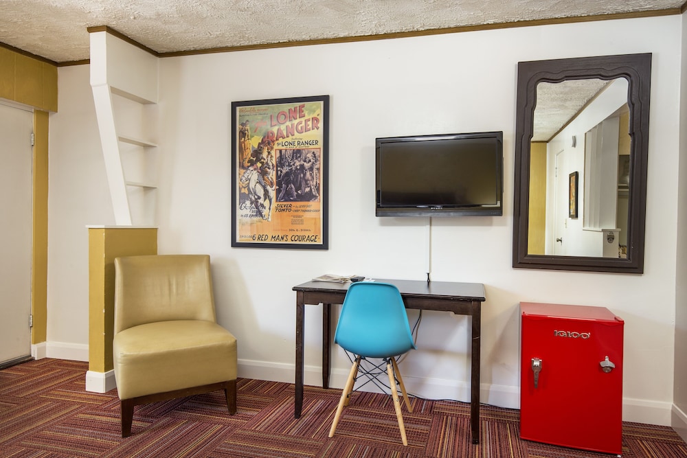 Standard Room, 1 Queen Bed photo 2
