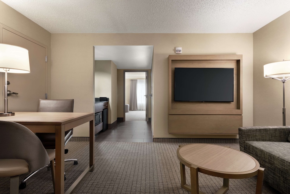 Suite, One King Bed, Accessible, Non Smoking - Photo 5