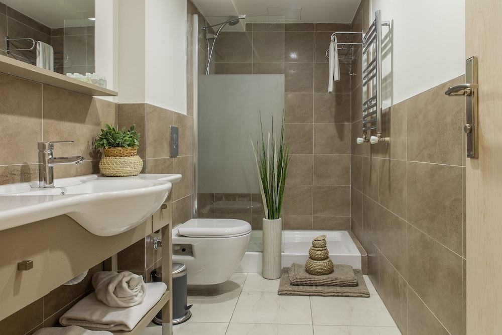 Deluxe Suite (Spa Bath) photo 2