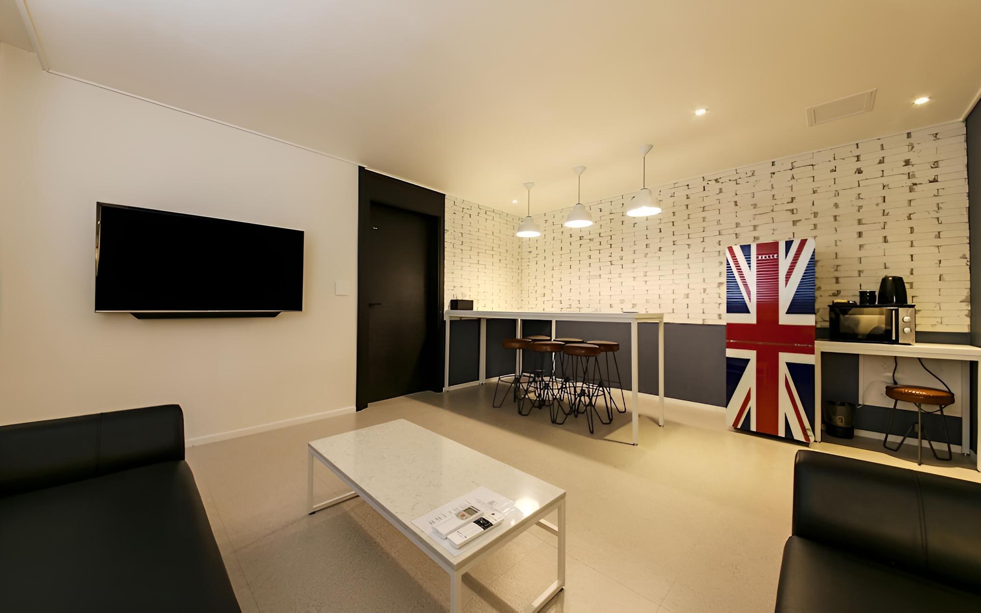 Room (Family Room B (bidet/hotel bedding/hi) - Photo 1