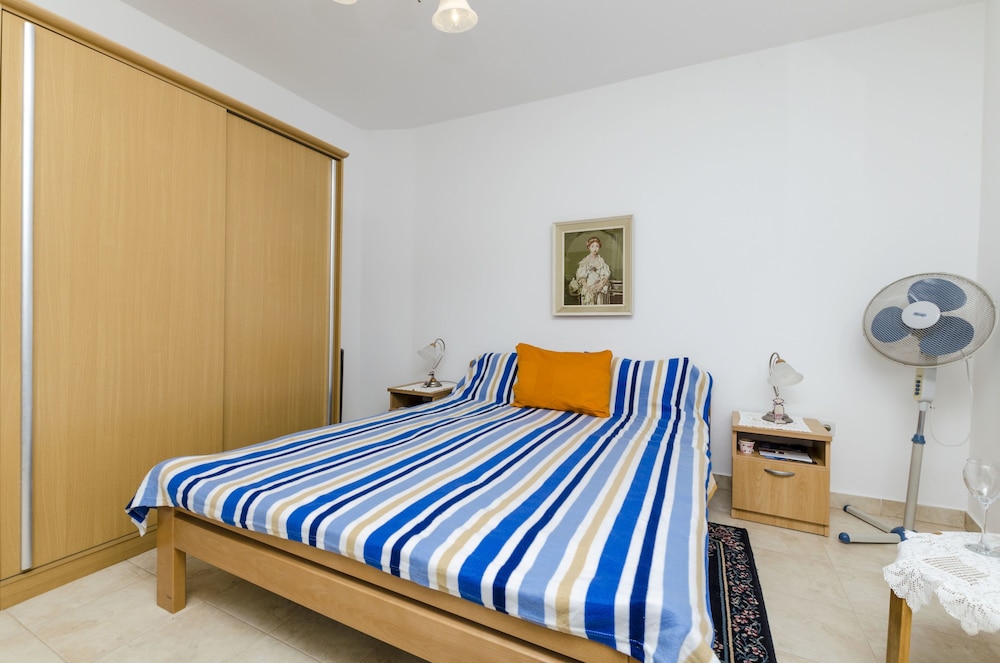 Room (S1) photo 1