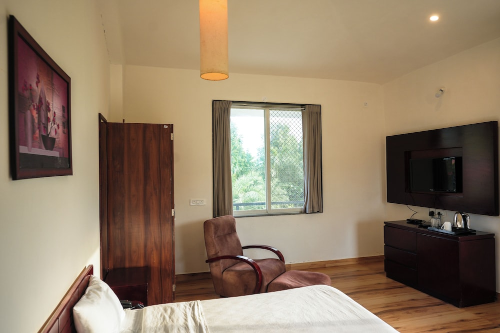 Deluxe Double Room, 1 King Bed, Patio, Garden View