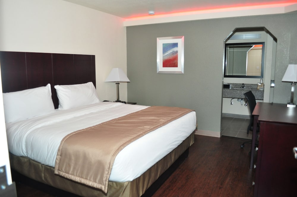 Room, 1 King Bed, Smoking photo 1