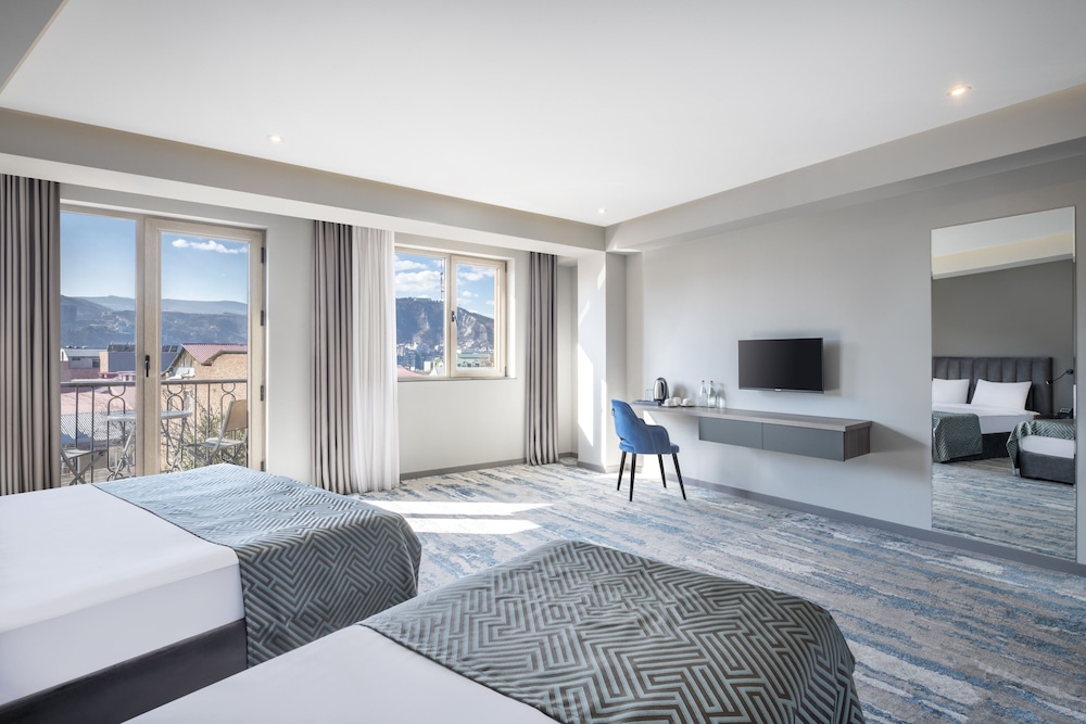 Standard Triple Room, Multiple Beds, Balcony photo 3