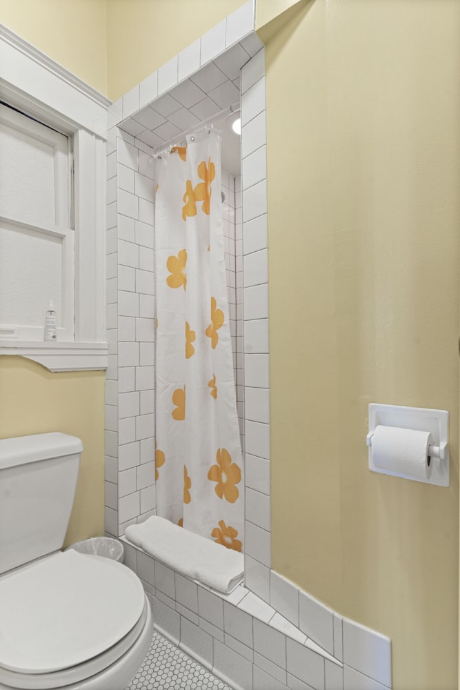 Room, 2 Twin Beds (with Sink, Shared Bathroom)