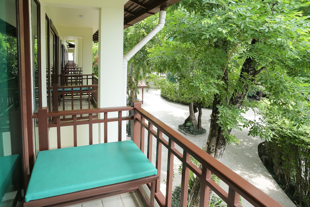 Deluxe Balcony King Bed - Photo 15