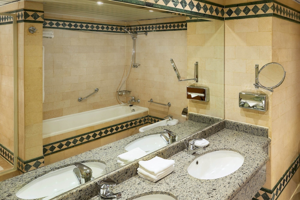 Junior Suite, 1 Queen Bed, Balcony, Sea View - Photo 3