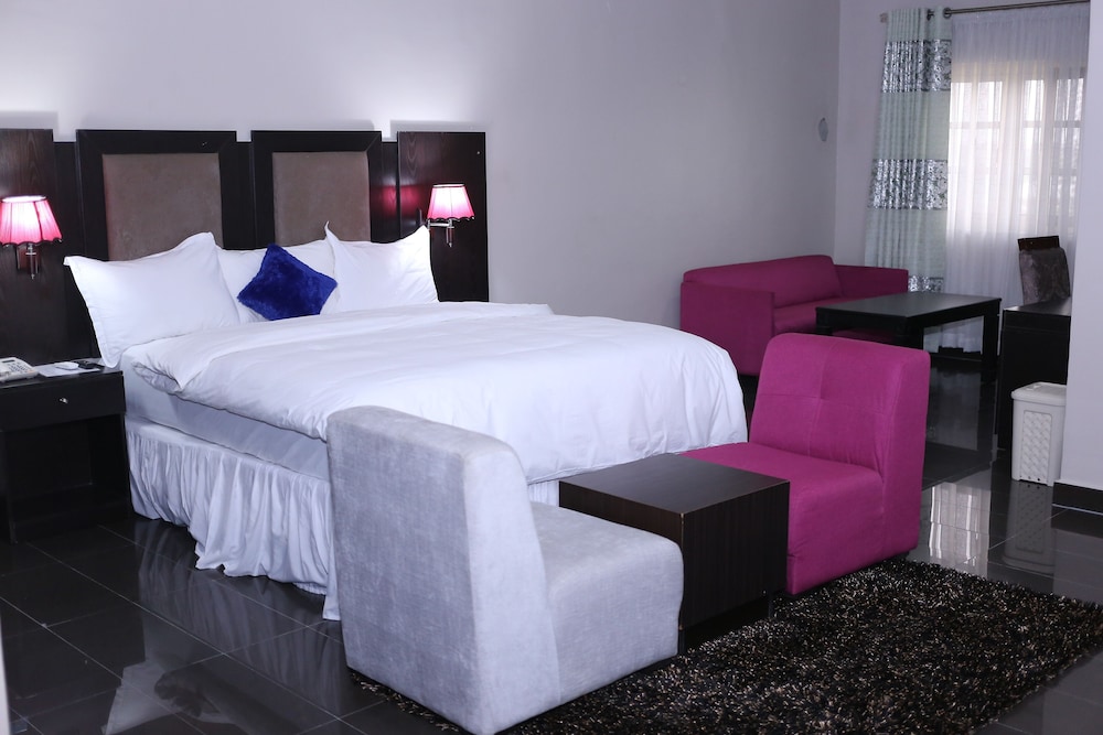 Royal Room - Photo 1