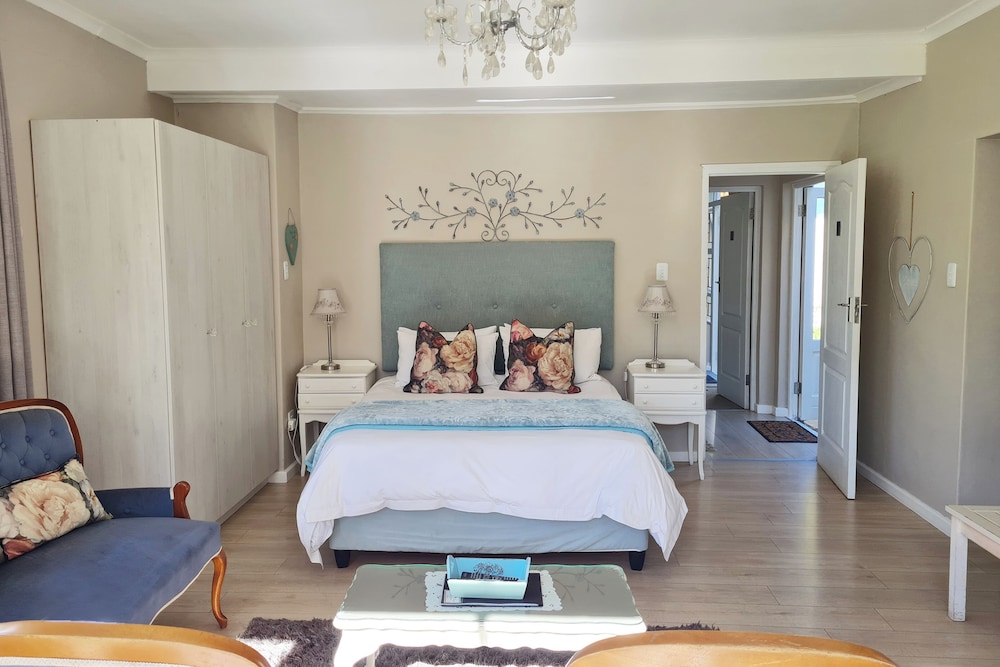 Honeymoon Suite, 1 Queen Bed, Refrigerator, Garden View photo 1