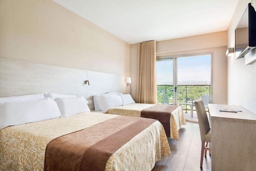 Standard Room (3 Adults + 1 Child) - Photo 1