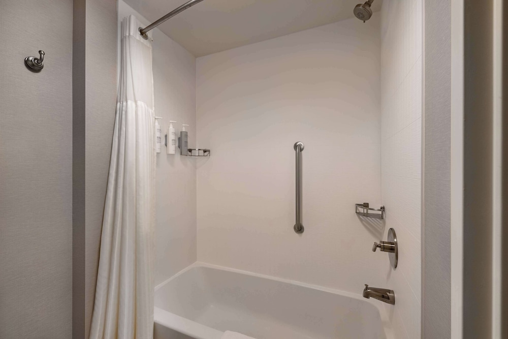 Suite, Accessible, Non Smoking - Photo 12