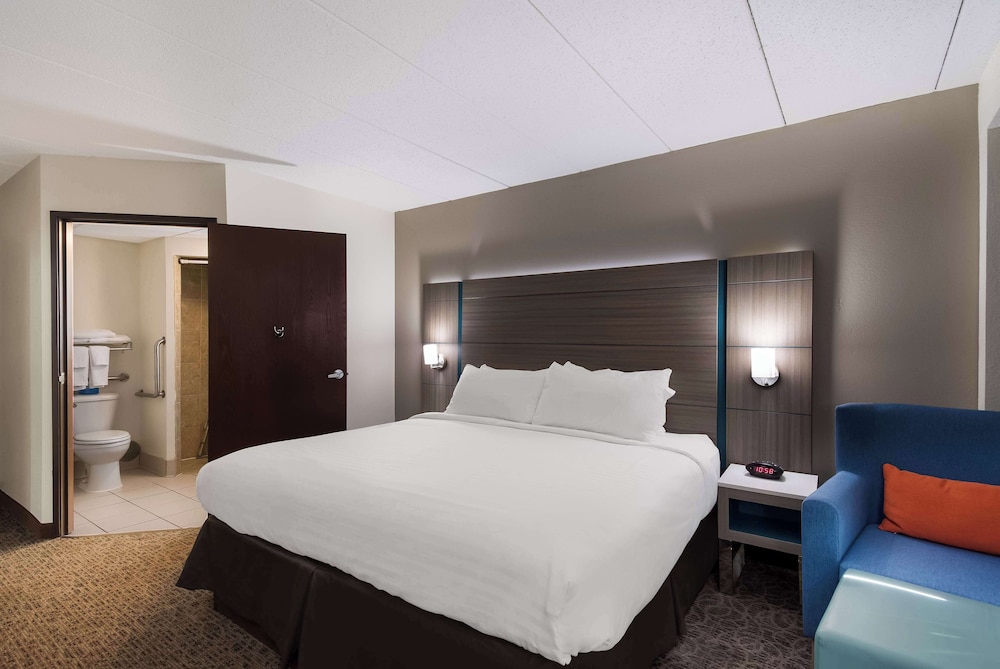Standard Room, 1 King Bed, Accessible, Refrigerator & Microwave photo 1