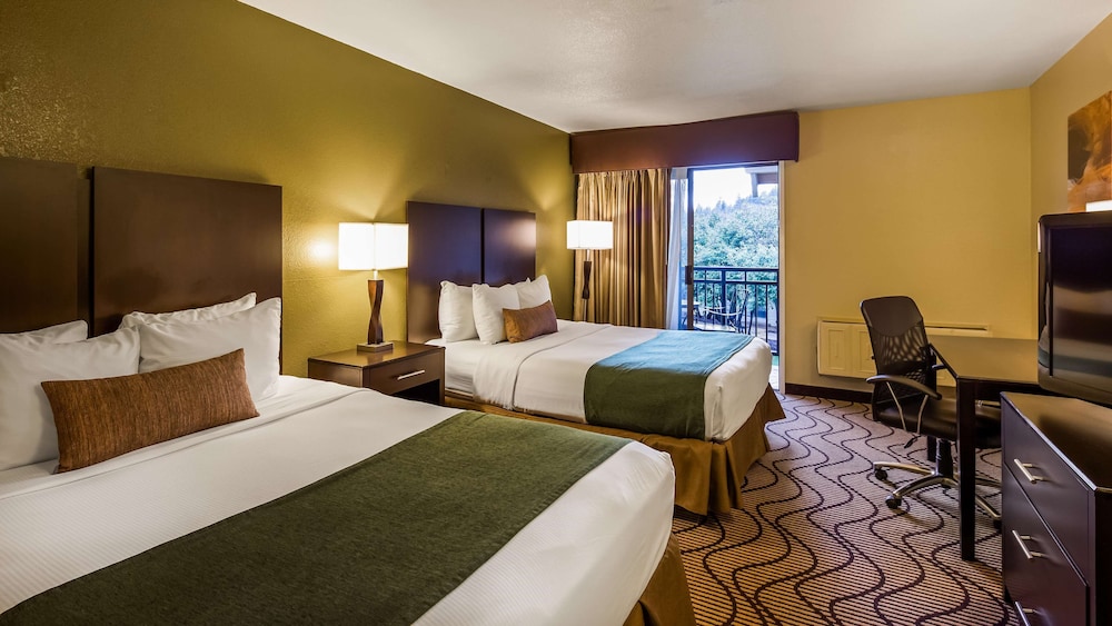 Suite, 2 Queen Beds, Non Smoking, Refrigerator & Microwave - Photo 3