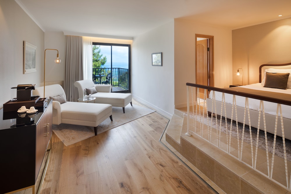 Deluxe Suite, Jetted Tub - Photo 1