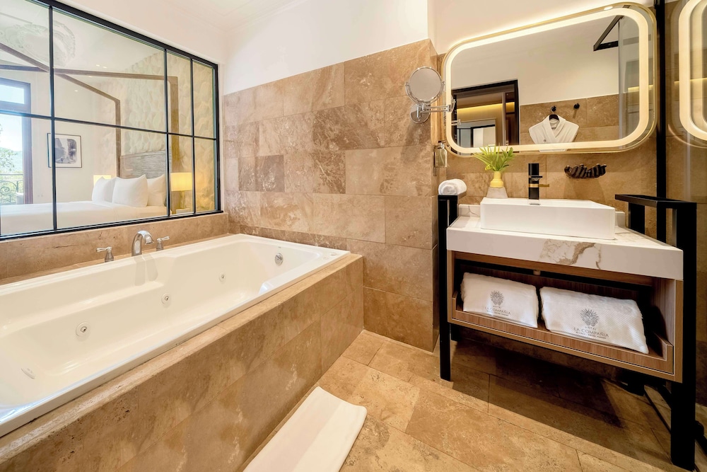 Suite, 1 King Bed photo 3