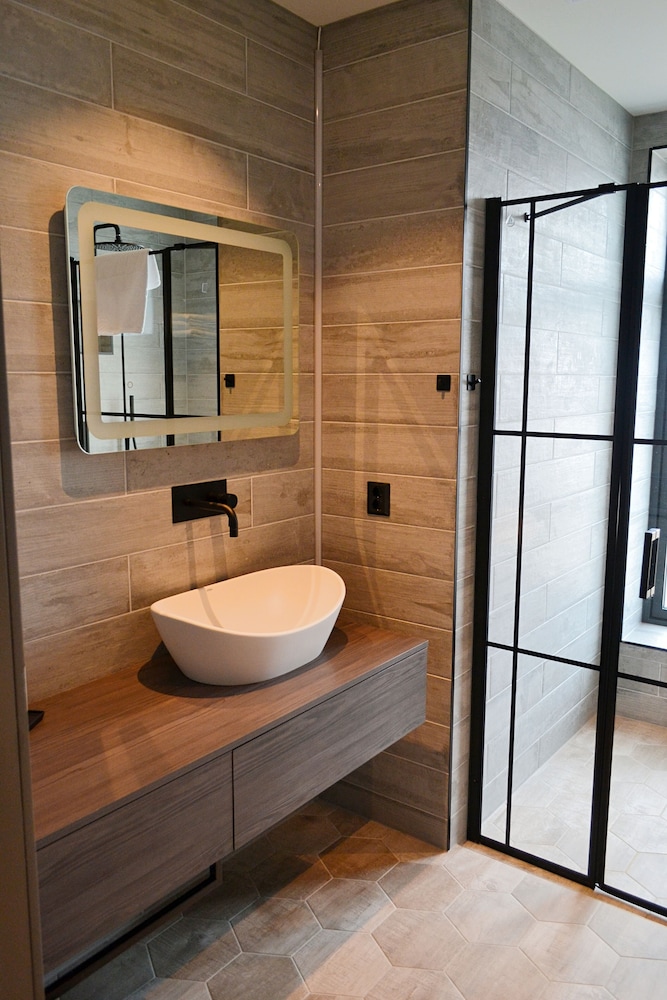 Suite - Photo 9
