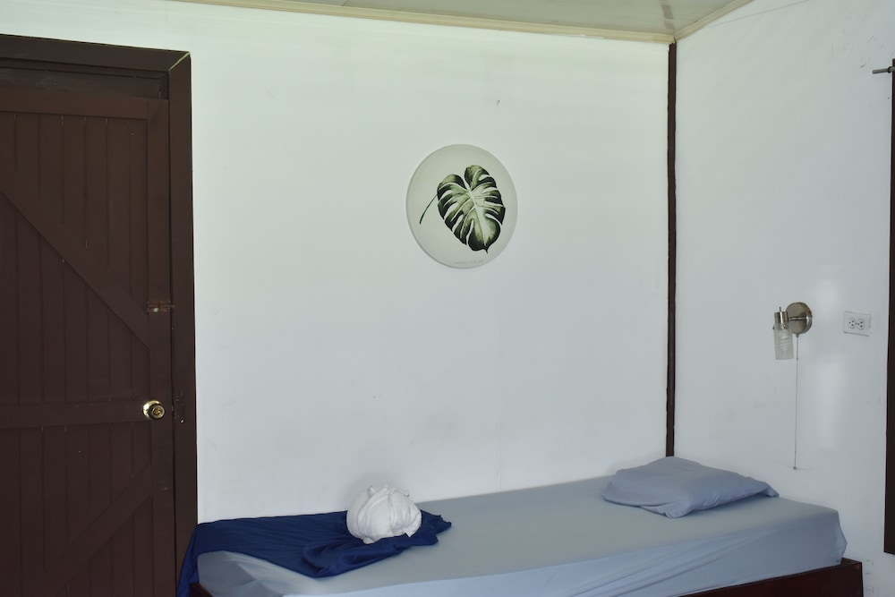 Economy Twin Room, 2 Twin Beds, Shared Bathroom photo 1
