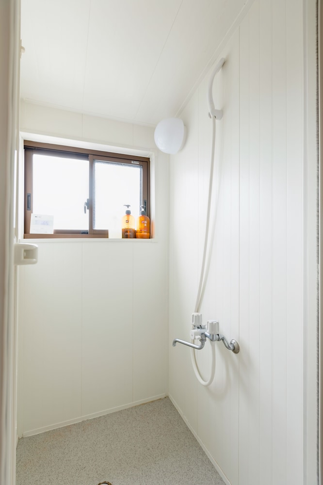 Twin Room, 2 Twin Beds, Shared Bathroom photo 2