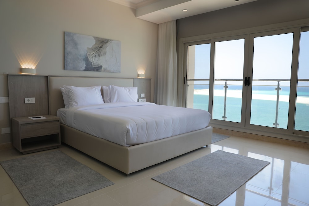 Family Suite (Sea Panoramic) - Photo 13
