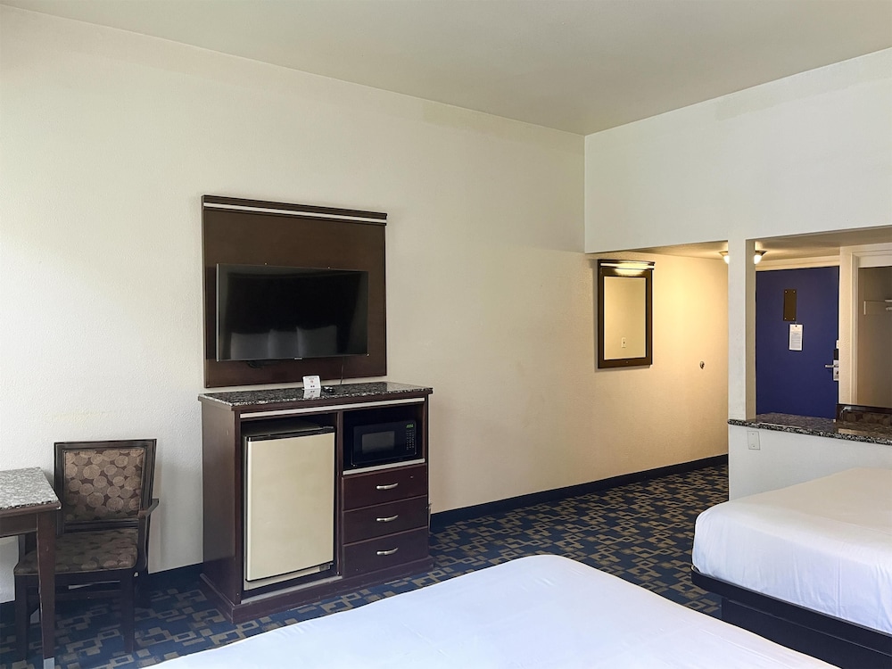 Deluxe Room, 2 Queen Beds, Non Smoking, Refrigerator & Microwave photo 2