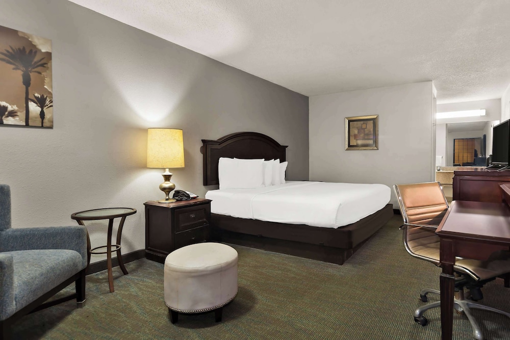Standard Room, 1 King Bed, Non Smoking photo 1