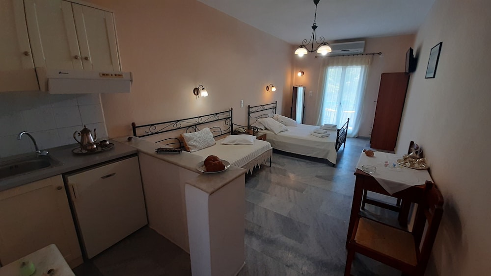 Triple Room, 1 Bedroom, Kitchen, Garden View