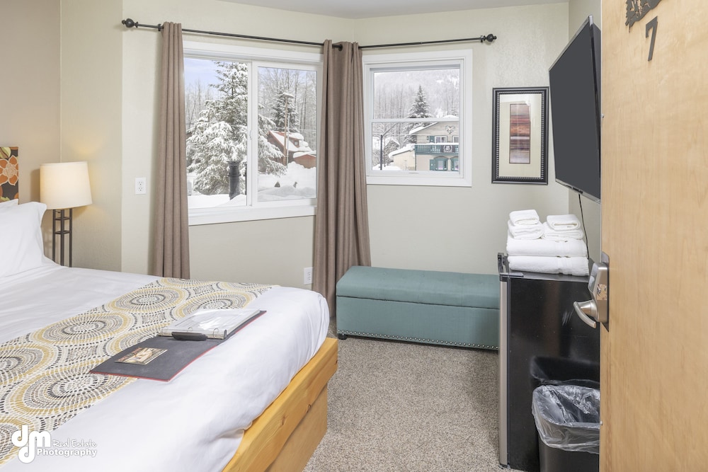 Panoramic Room, 1 Queen Bed, Shared Bathroom, Mountain View (Not Pet Friendly) photo 1