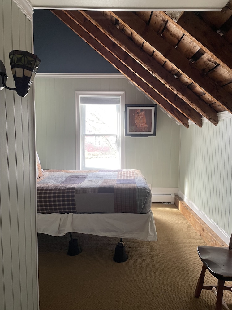 Standard Room, 1 Queen Bed photo 2