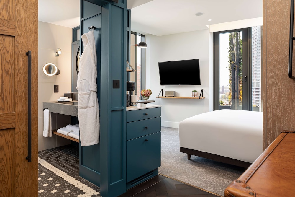 Deluxe Room, 1 King Bed (Olympic Park View) thumbnail 5