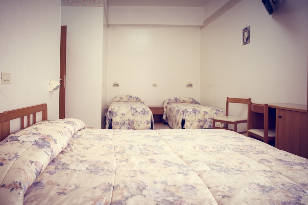 Economy Double or Twin Room - Photo 9