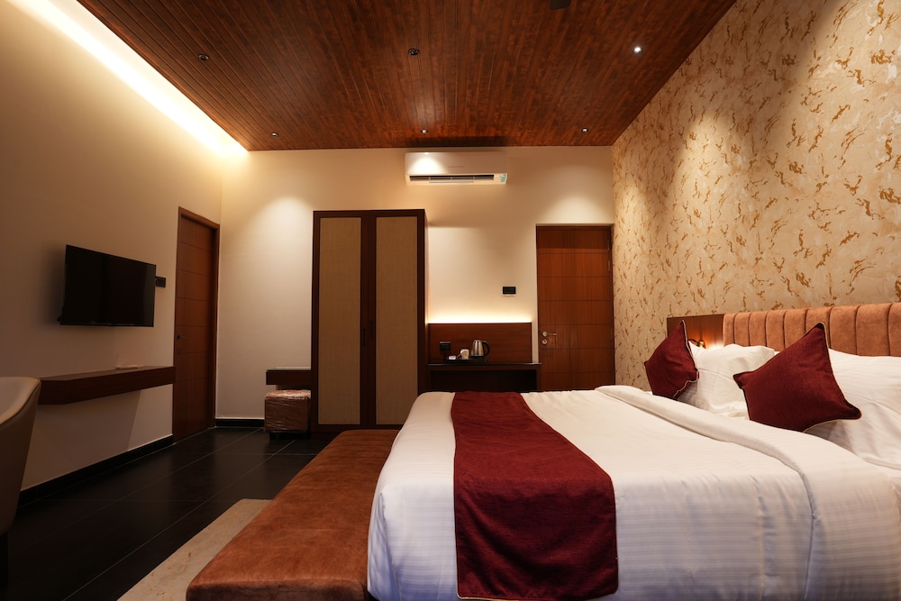 Junior Suite, Pool View