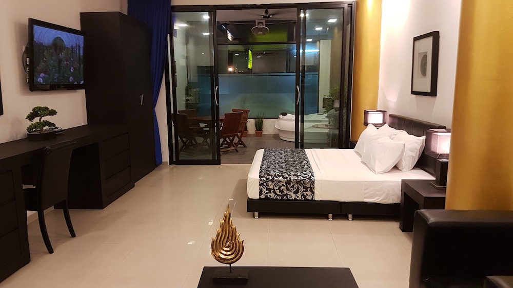 Jacuzzi Garden Suite photo 1